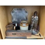 AN ASSORTMENT OF VINTAGE ITEMS TO INCLUDE A FIRESIDE COMPANION KNIGHT, STONEWARE VESSEL AND A TRAY