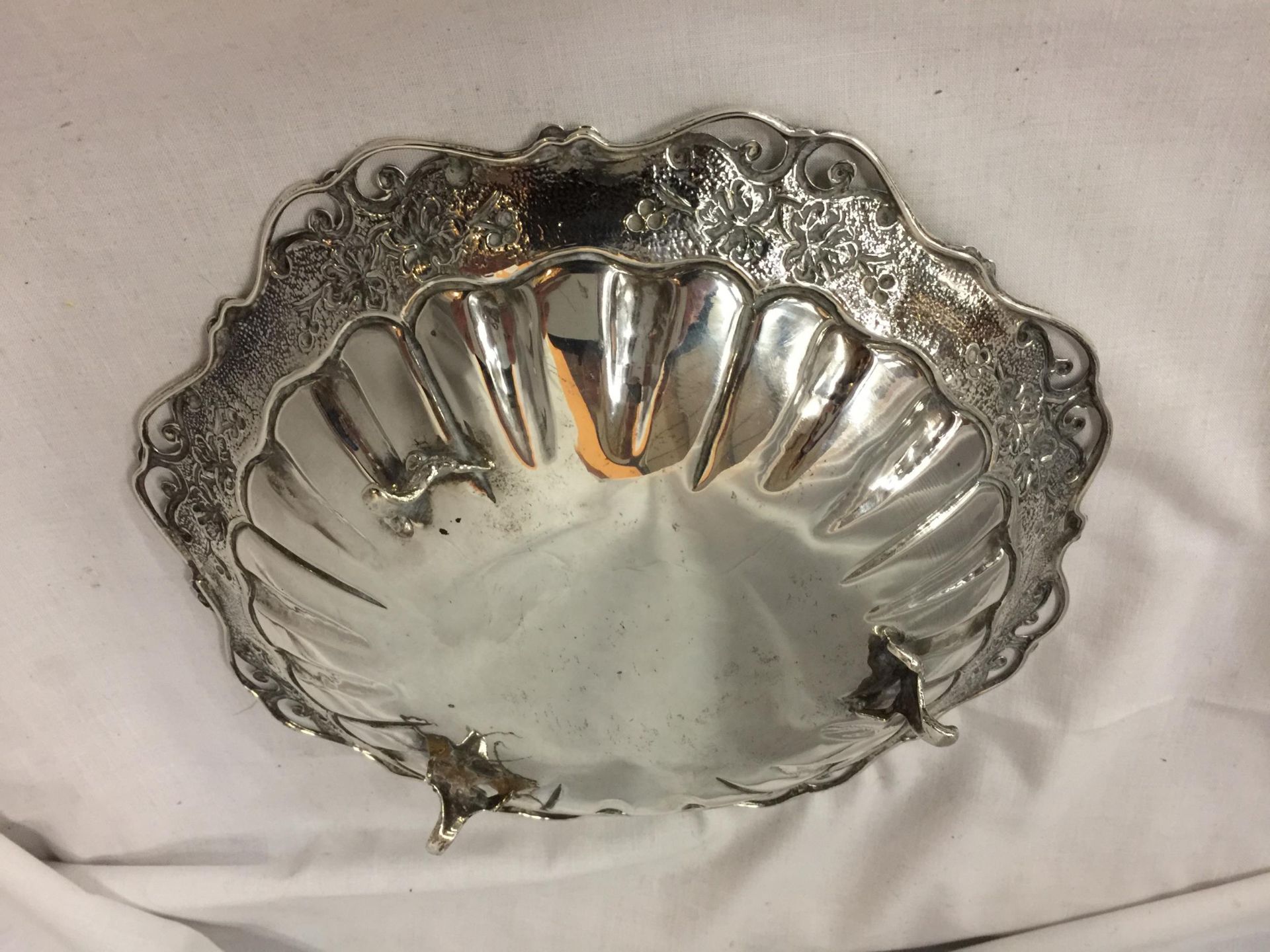 A DECORATIVE CONTINETAL SILVER DISH GROSS WEIGHT 358 GRAMS - Image 3 of 4