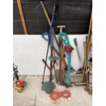 AN ASSORTMENT OF GARDEN TOOLS TO INCLUDE GARDEN SHEARS, ELECTRIC STRIMMERS AND A SPADE ETC