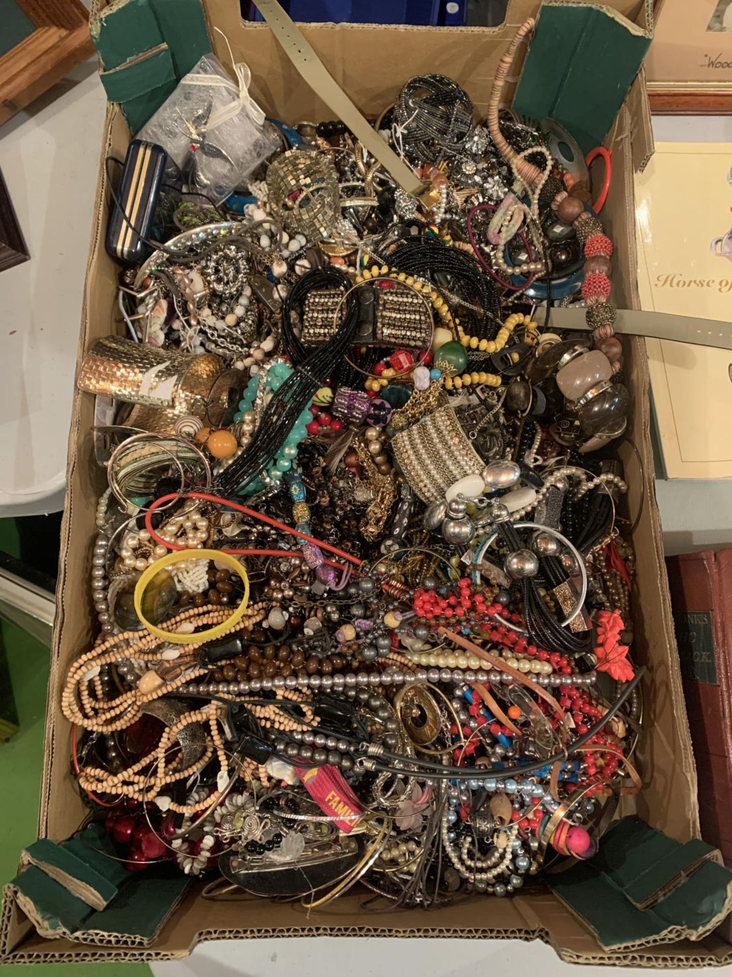 A LARGE BOX OF COSTUME JEWELLERY TO INCLUDE BANGLES, BEADS, BRACELETS, HAIR ACESORIES, ETC