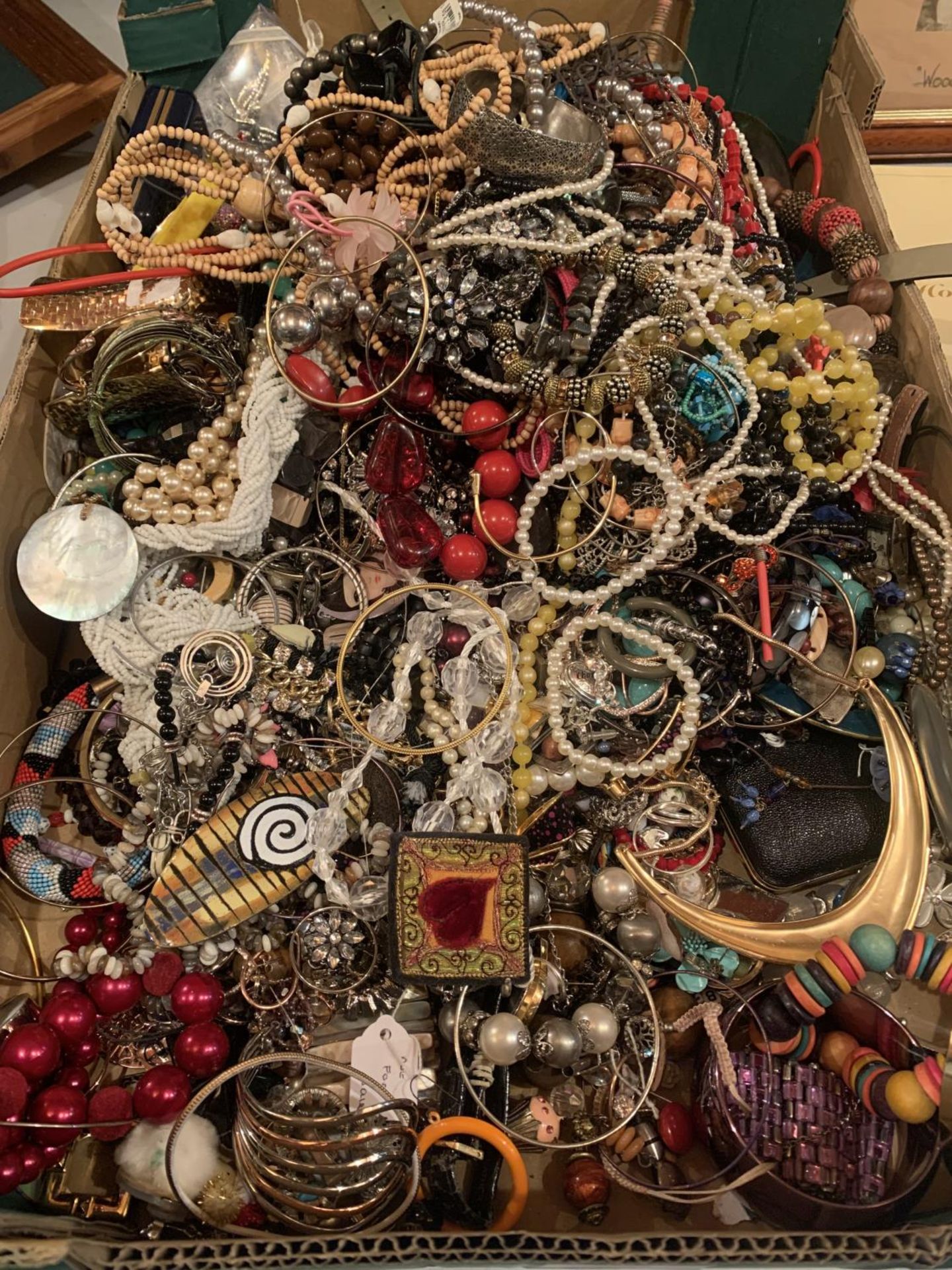A LARGE BOX OF COSTUME JEWELLERY TO INCLUDE BANGLES, BEADS, BRACELETS, HAIR ACESORIES, ETC - Image 2 of 4