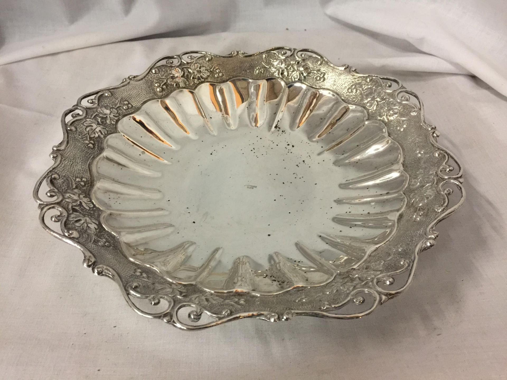 A DECORATIVE CONTINETAL SILVER DISH GROSS WEIGHT 358 GRAMS