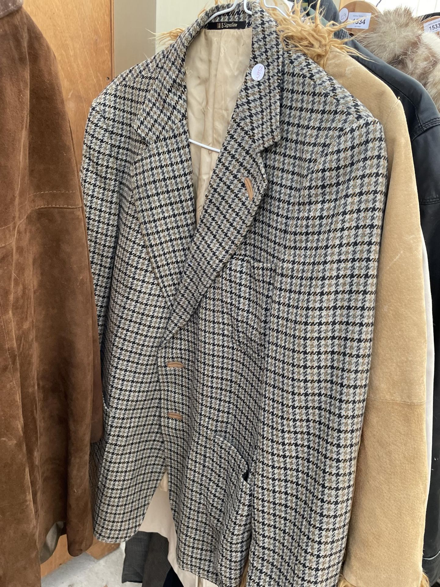 AN ASSORTMENT OF MENS AND LADIES COATS AND JACKETS - Image 2 of 14