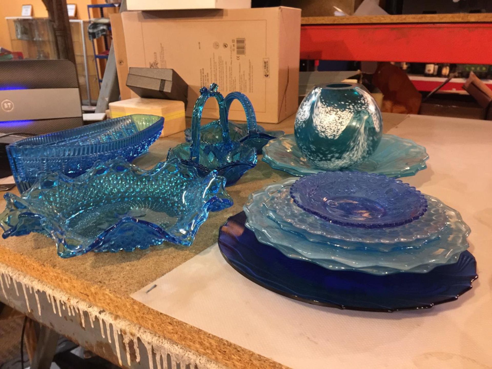 THIRTEEN PIECES OF BLUE GLASSWARE TO INCLUDE DISHES, PLATES, VASE ETC - Image 3 of 3