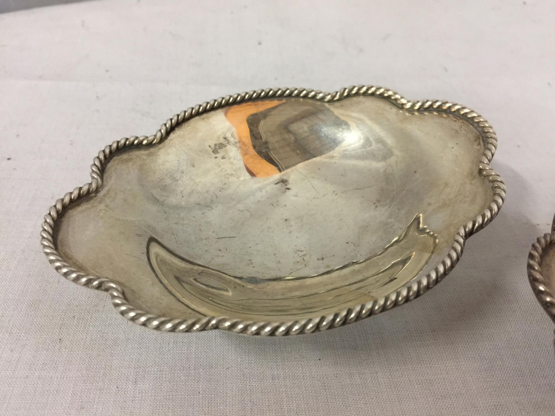 A PAIR OF CONTINENTAL SILVER DISHES GROSS WEIGHT 122 GRAMS (ONE WITH A LEG MISSING) - Image 3 of 4