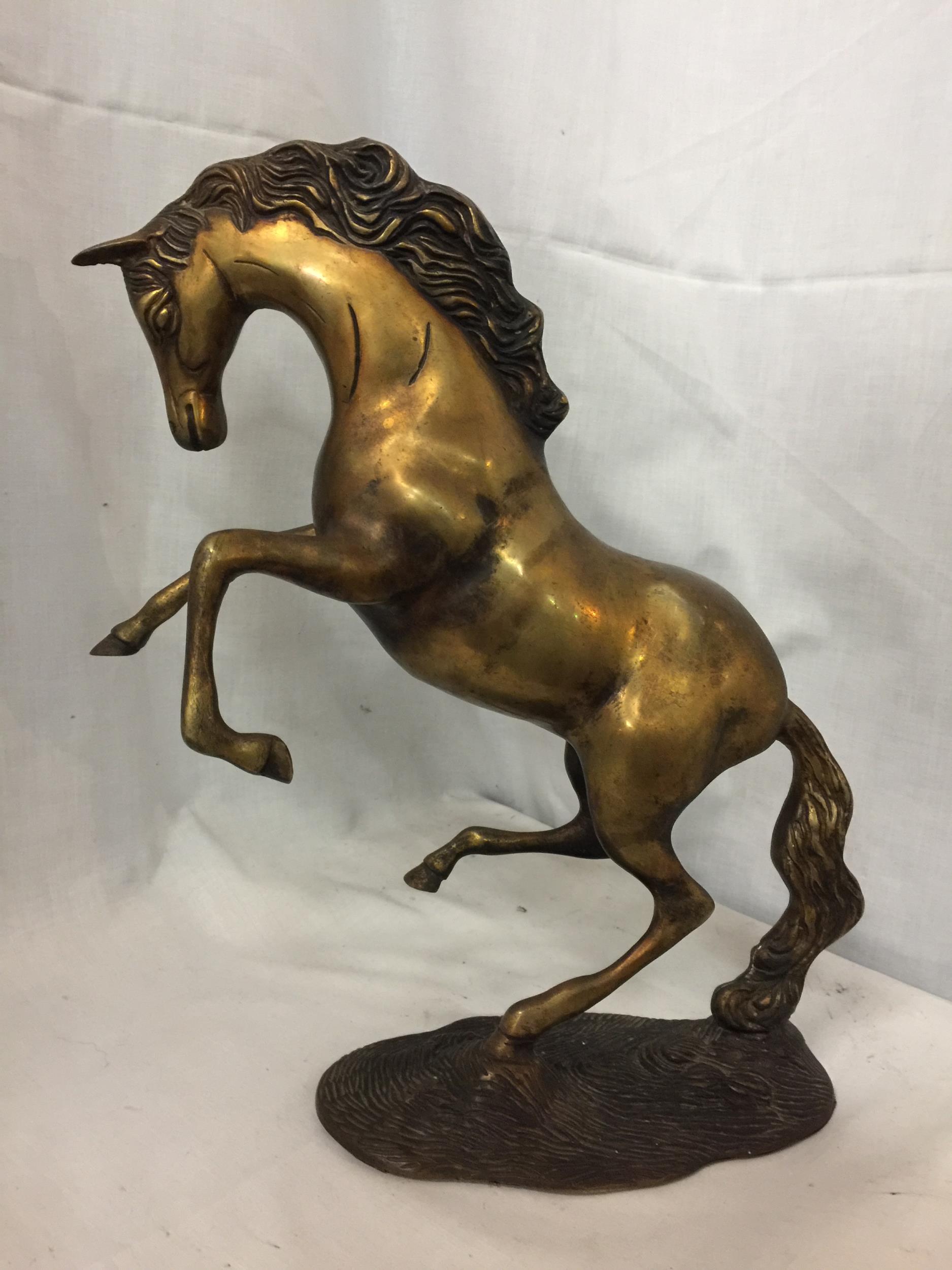 A BRASS REARING HORSE ORNAMENT, HEIGHT 30CM - Image 3 of 3