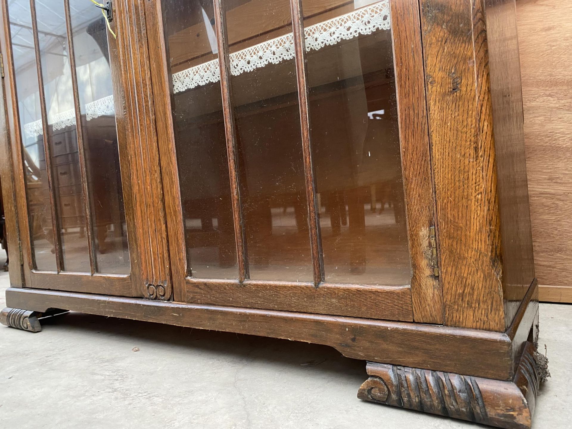 AN EARLY 20TH CENTURY OAK TWO DOOR DISPLAY CABINET, 40" WIDE - Image 3 of 4