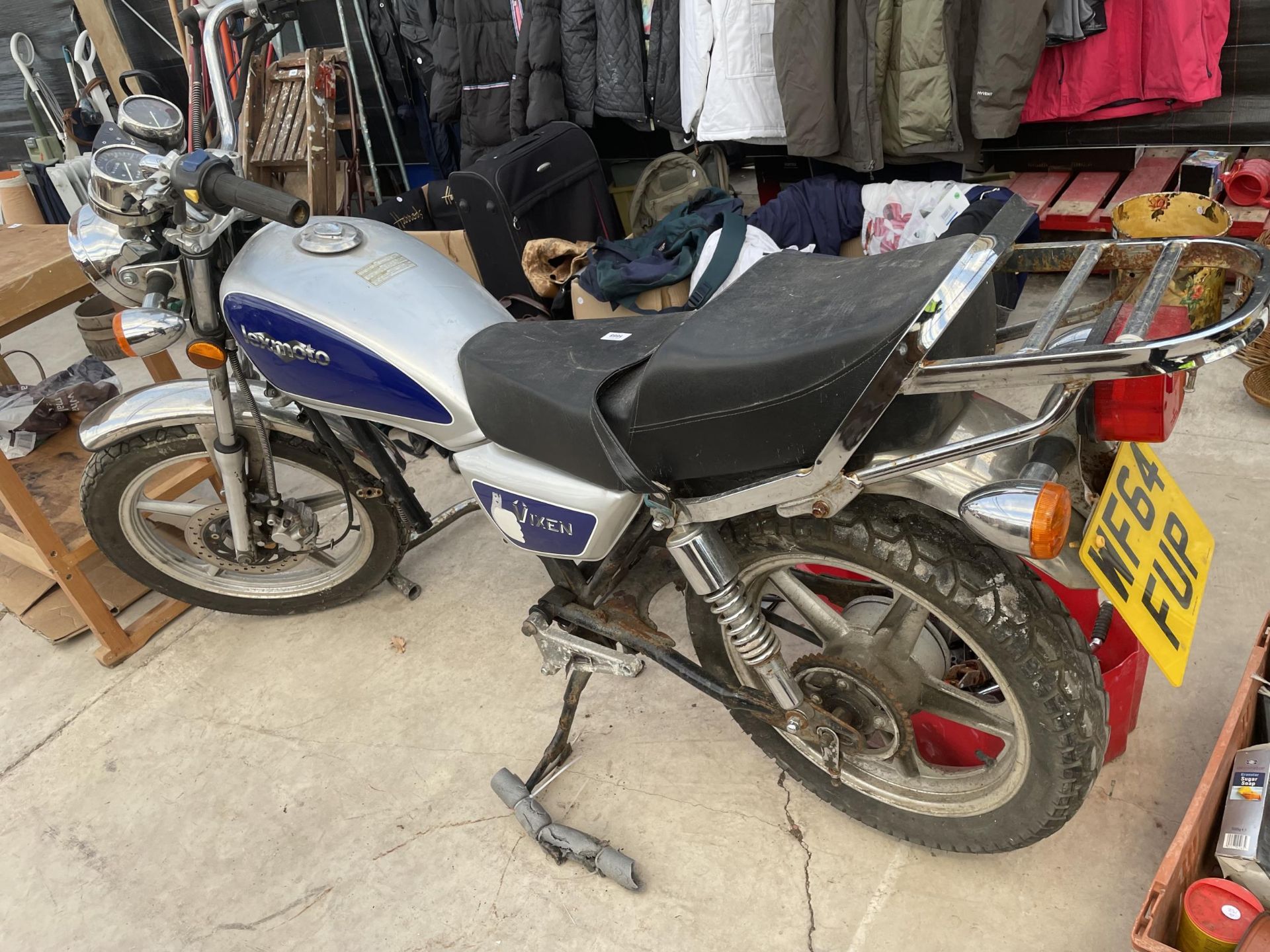 A LEXMOTO VIXEN 124CC MOTOBIKE, INCOMPLETE SPARE/REPAIRS, MILEAGE 6,100, ONE KEY AND LOG BOOK/ - Image 5 of 5