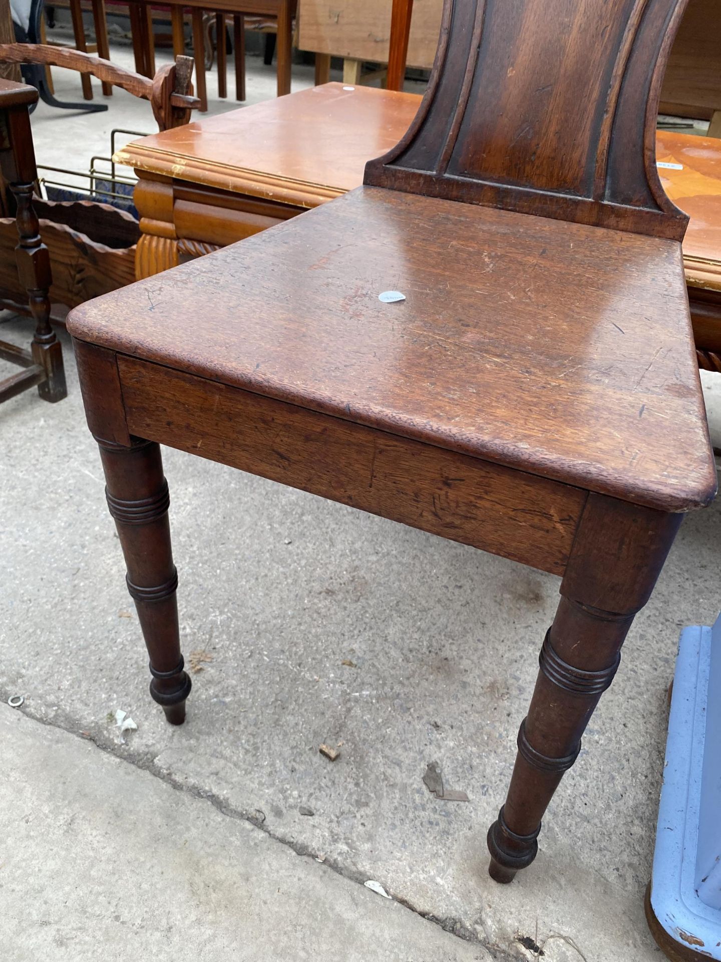 A 19TH CENTURY MAHOGANY HALL CHAIR WITH CRESCENT SHAPED TOP - Image 2 of 3