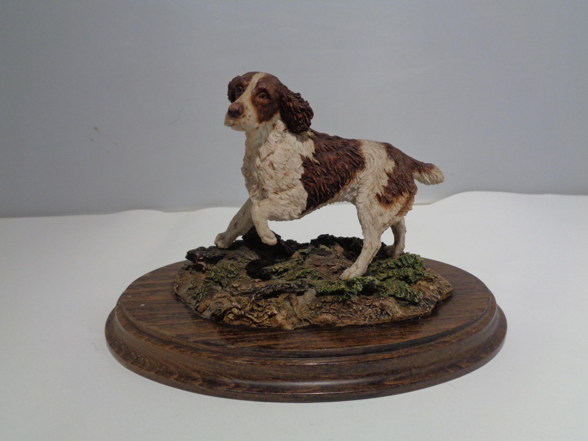 A COUNTRY ARTISTS SPANIEL FIGURE ON A WOODEN BASE