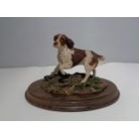 A COUNTRY ARTISTS SPANIEL FIGURE ON A WOODEN BASE