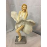 A STYLISH FIGURINE OF MARILYN MONROE, HEIGHT 39CM