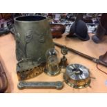 A MIXED BRASS COLLECTION TO INCLUDE A DECORATIVE BUCKET, COMPASS, BELL, DOORPLATE ETC.