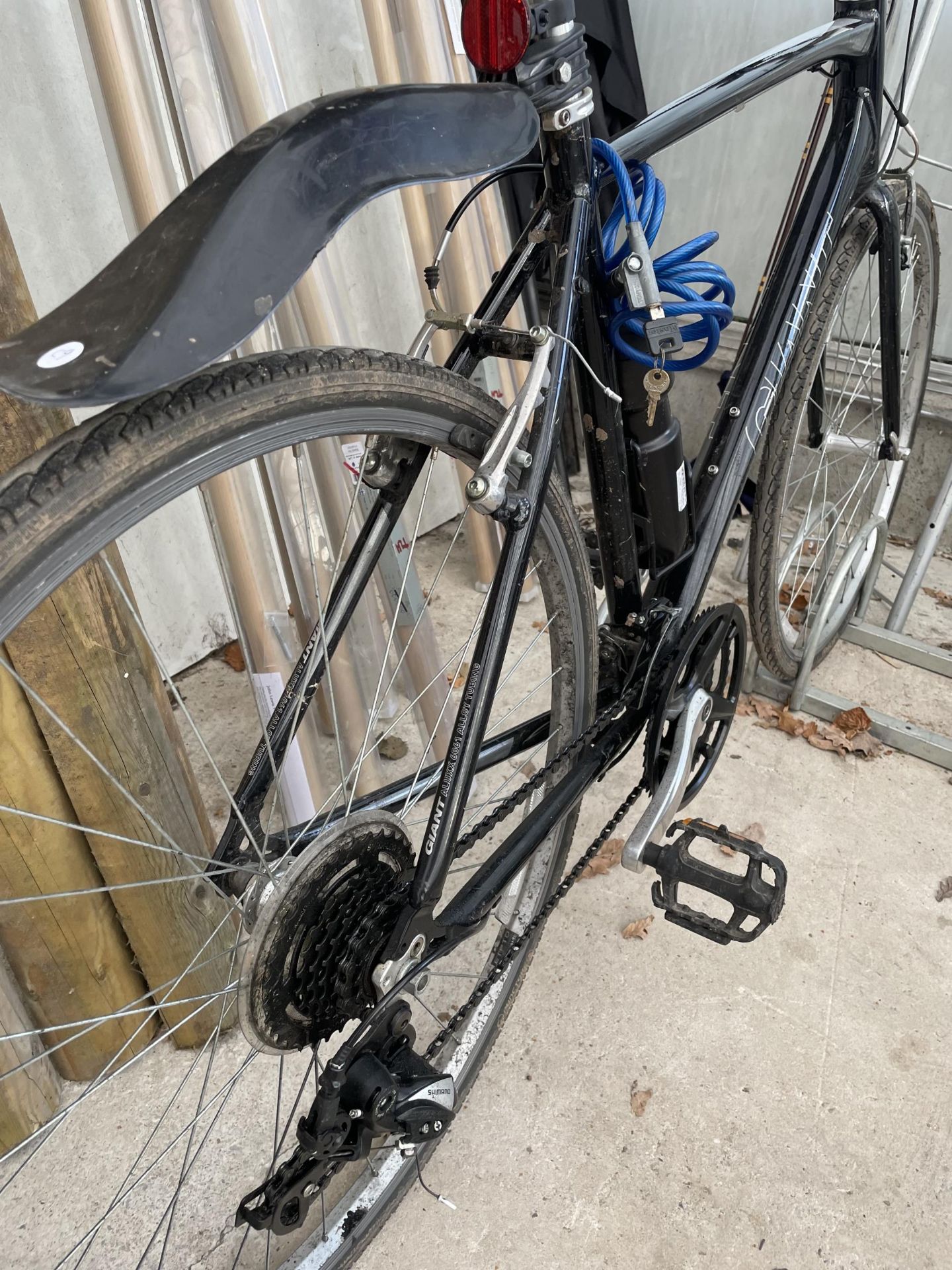 A BLACK GIANTS GENTS BIKE WITH 21 SPEED SHIMANO GEAR SYSTEM - Image 2 of 5