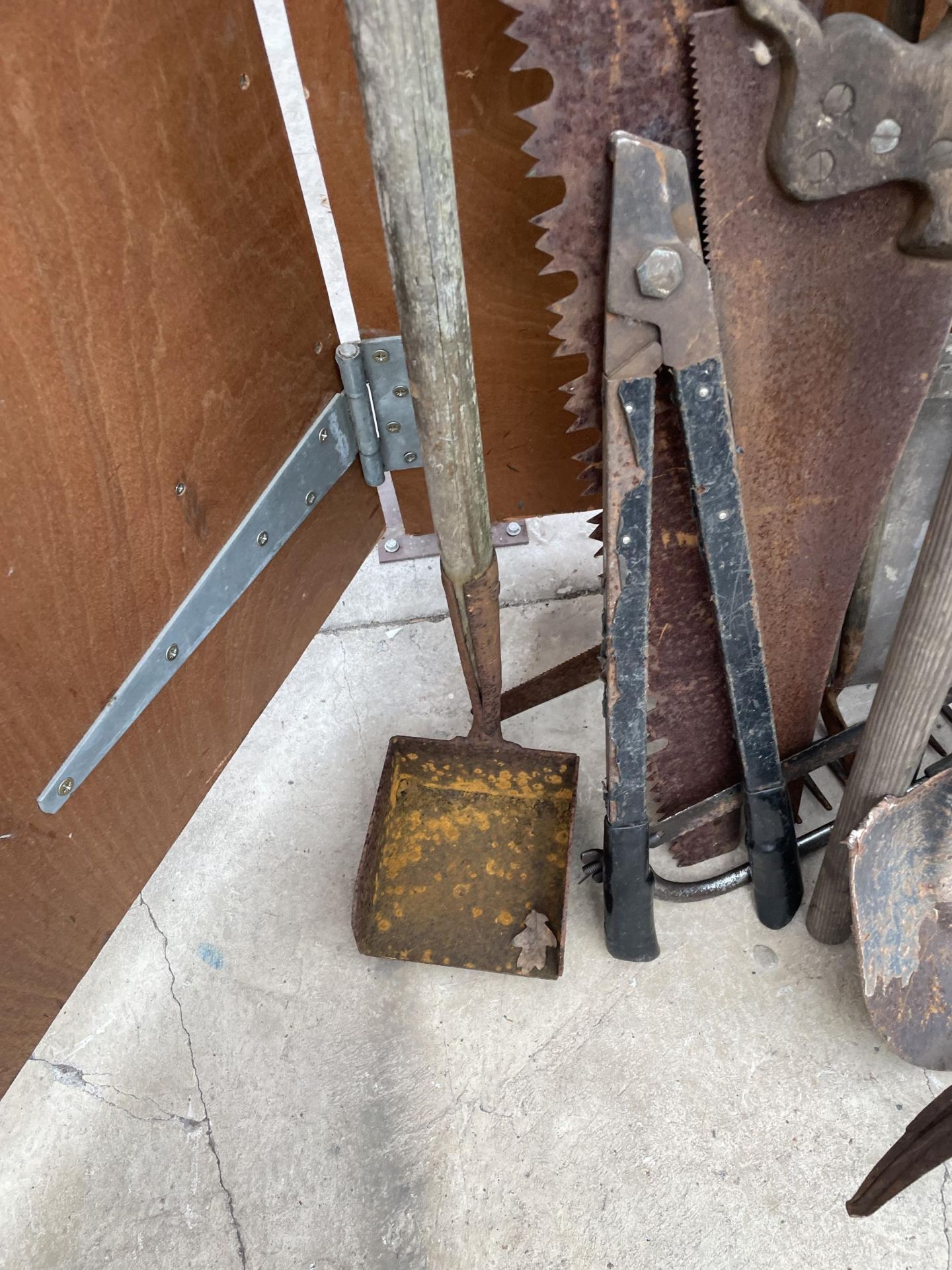 A LARGE ASSORTMENT OF VINTAGE GARDEN TOOLS TO INCLUDE A SLEDGE HAMMER, SPADES AND LARGE SAWS ETC - Image 7 of 7
