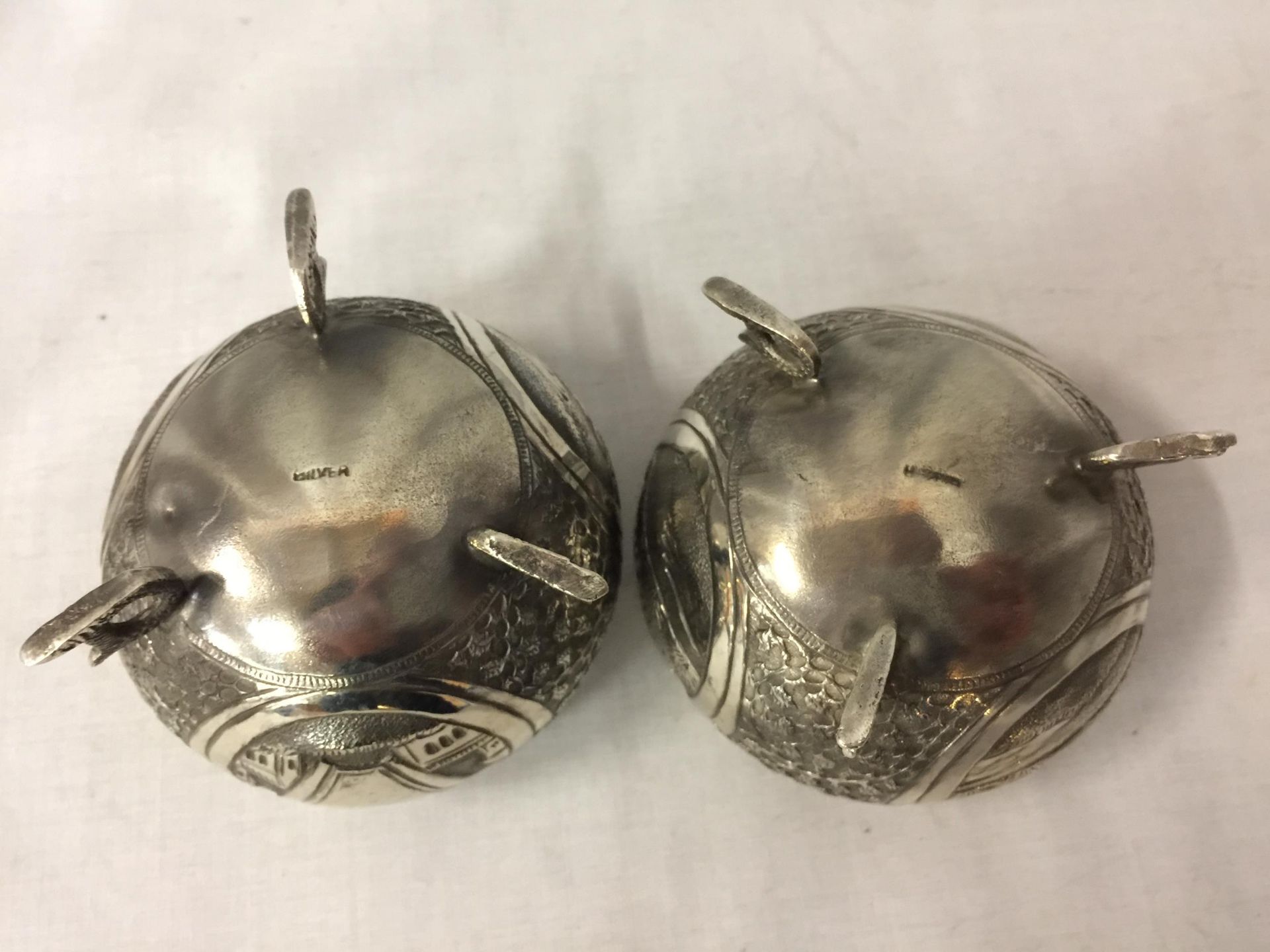 TWO DECORATIVE THREE FOOTED MARKED SILVER BOWLS WITH CHURCH DESIGN GROSS WEIGHT 135 GRAMS - Image 4 of 4