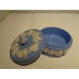 A WEDGWOOD JASPERWARE BLUE LARGE TRINKET BOX WITH PATTERNED FINIAL. DIMENSIONS HEIGHT 6CM, WIDTH