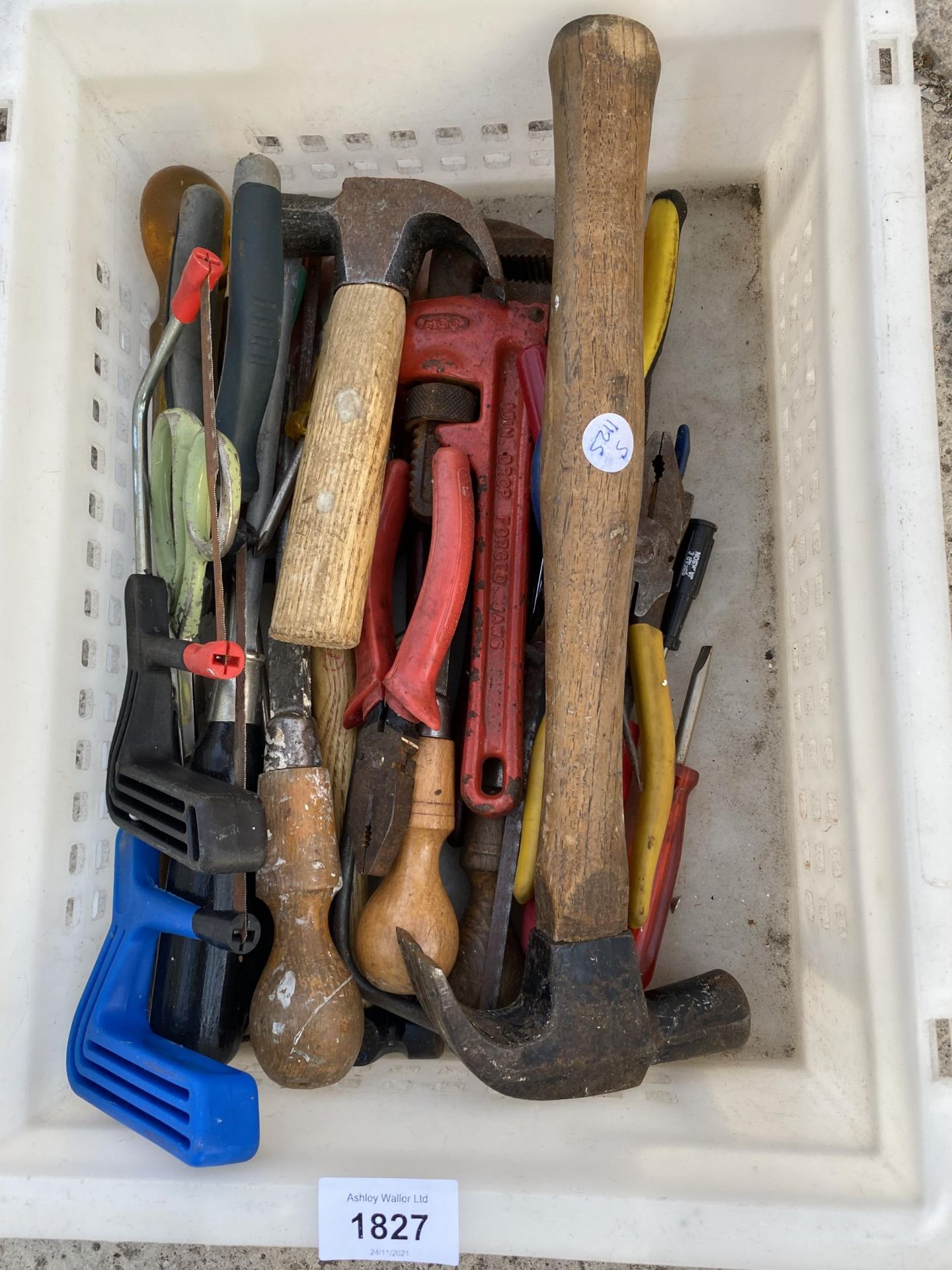 AN ASSORTMENT OF HAND TOOLS TO INCLUDE HAMMERS, SCREW DRIVERS AND PLIERS ETC