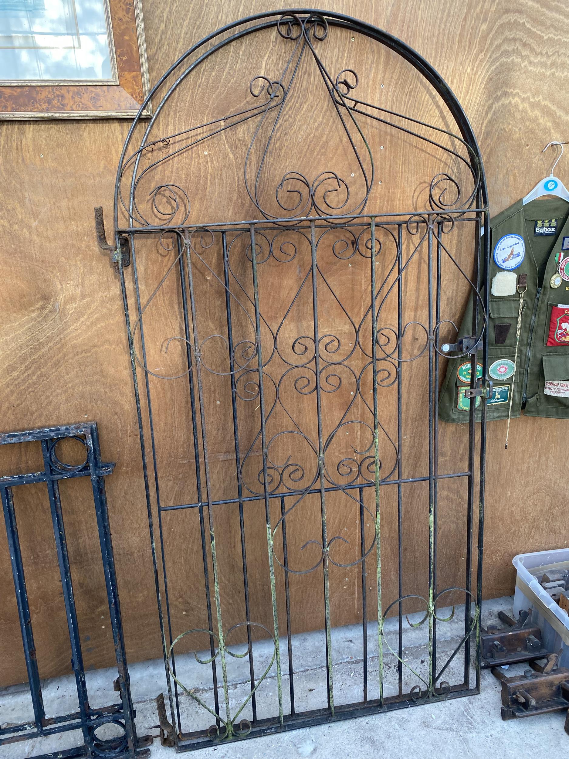 A PAIR OF TALL WROUGHT IRON GARDEN GATES WITH CURVED TOPS (H:190CM W:93CM)