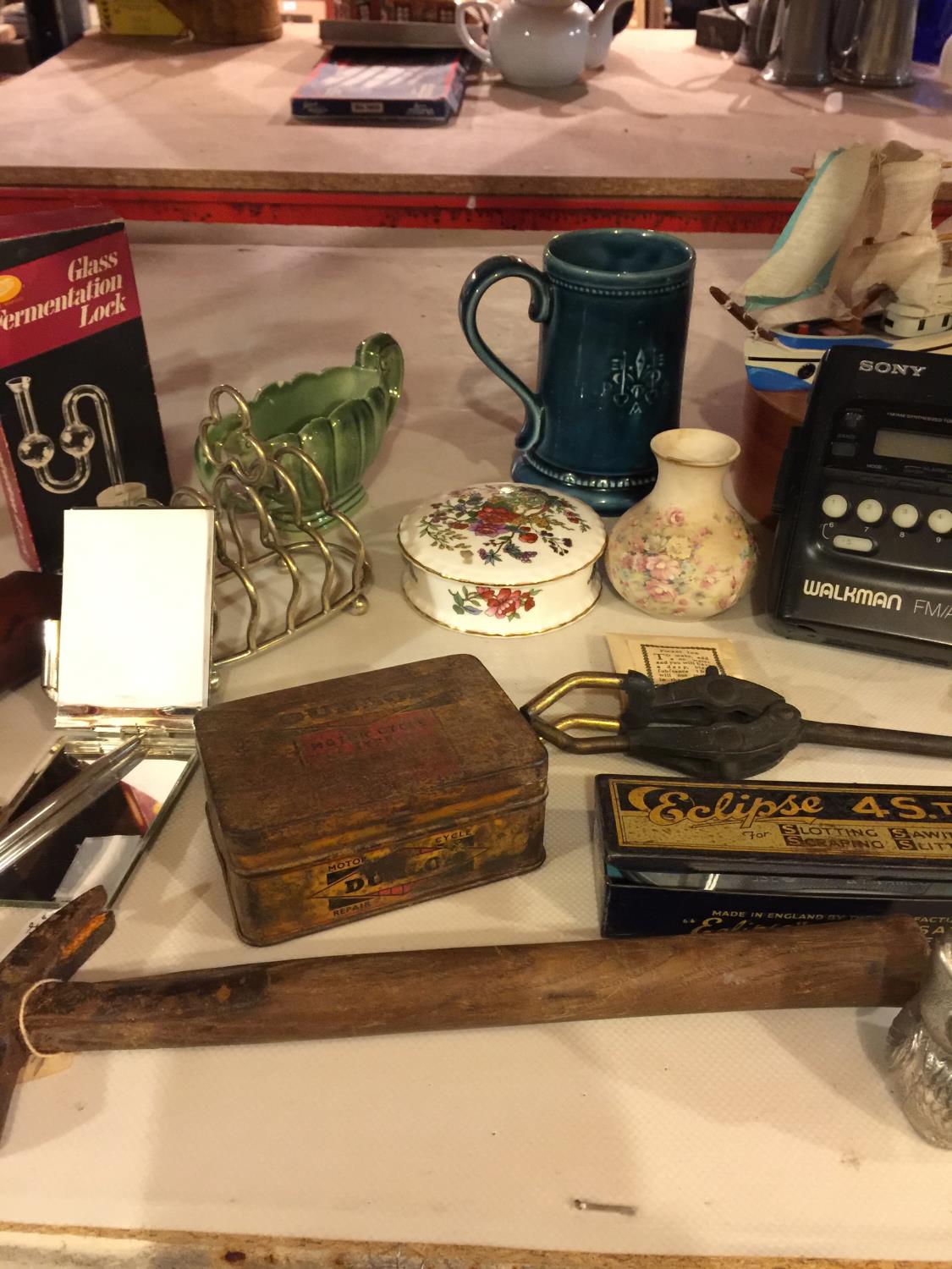 AN AMOUNT OF ITEMS TO INCLUDE VINTAGE TINS, TRINKET BOX, A WALKMAN, VASE, TOOLS, ETC - Image 3 of 4