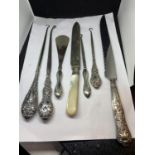 SEVEN HALLMARKED SILVER HANDLED ITEMS TO INCLUDE KNIVES, BUTTON HOOKS ETC