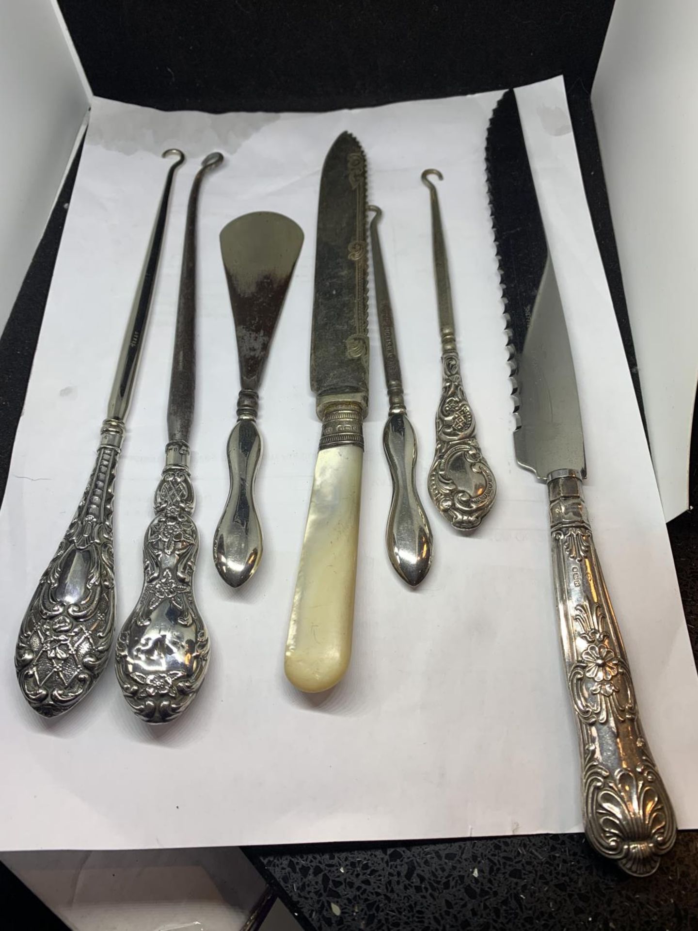 SEVEN HALLMARKED SILVER HANDLED ITEMS TO INCLUDE KNIVES, BUTTON HOOKS ETC
