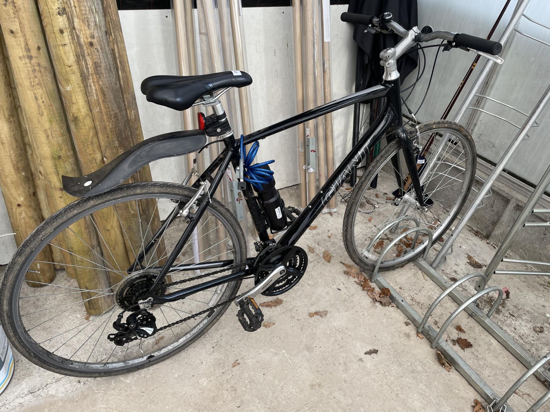 A BLACK GIANTS GENTS BIKE WITH 21 SPEED SHIMANO GEAR SYSTEM