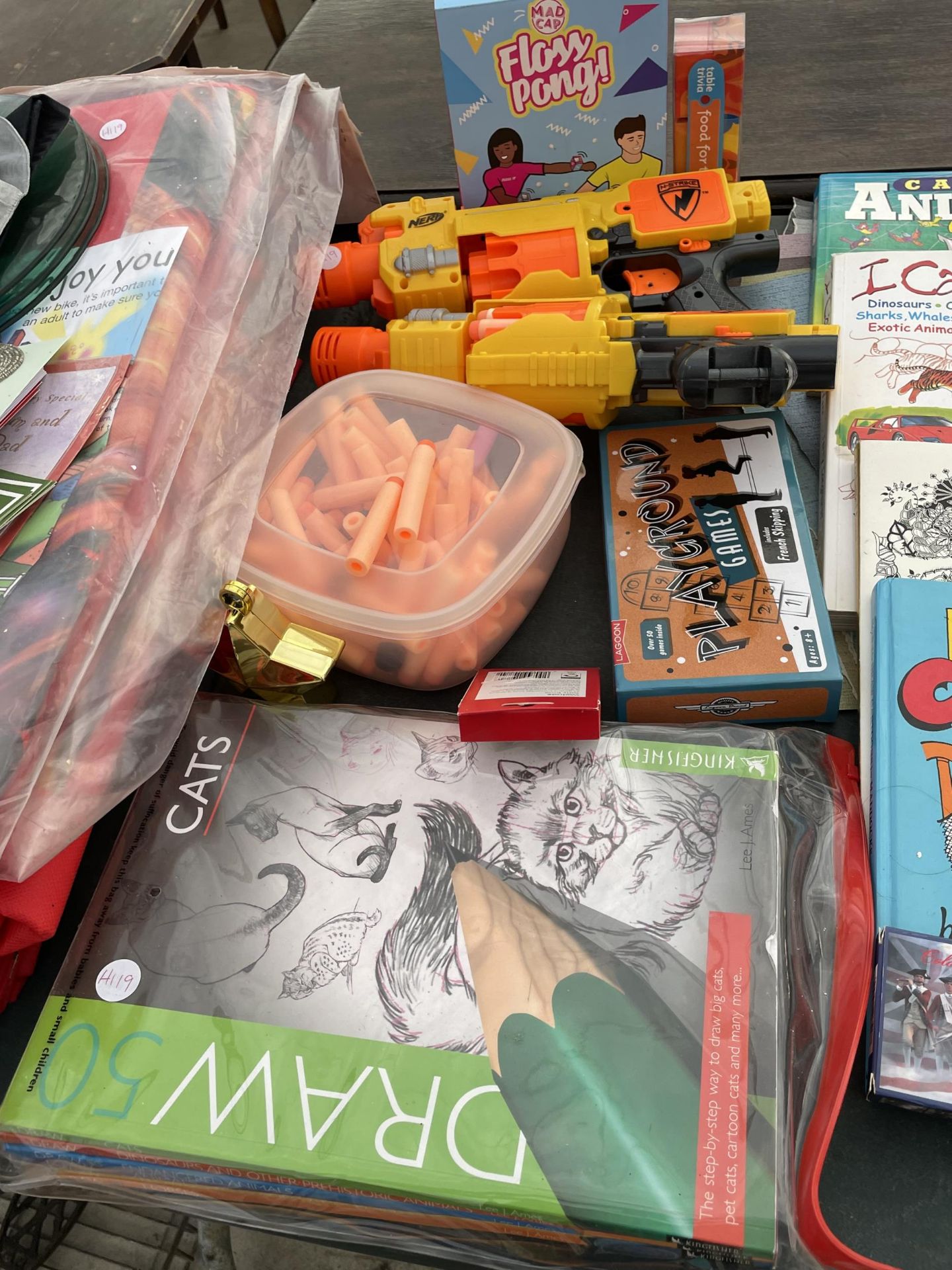 AN ASSORTMENT OF VARIOUS CHRISTMAS ITEMS TO INCLUDE DRAWING BOOKS, NERF GUNS, BIKE SACKS, COLOURED - Image 3 of 4
