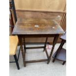 AN EARLY 20TH CENTURY OAK SIDE TABLE WITH BARLEYTWIST SUPPORTS