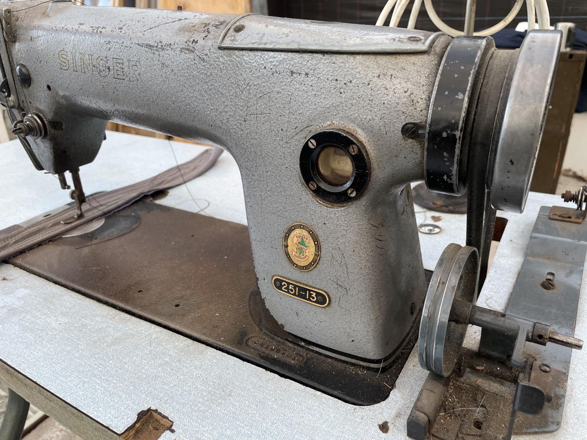 AN INDUSTRIAL SINGER SEWING MACHINE 251-13 - Image 4 of 6