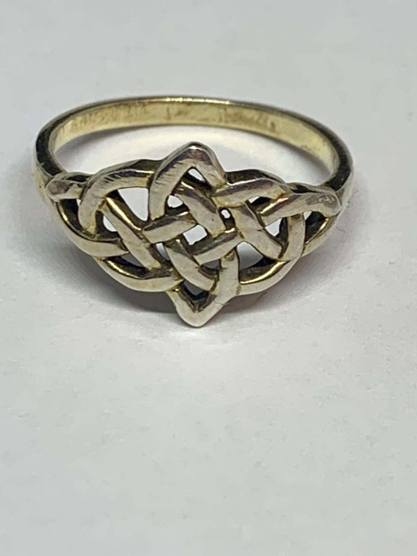 THREE SILVER RINGS TO INCLUDE TEO CELTIC DESIGNS - Image 3 of 4