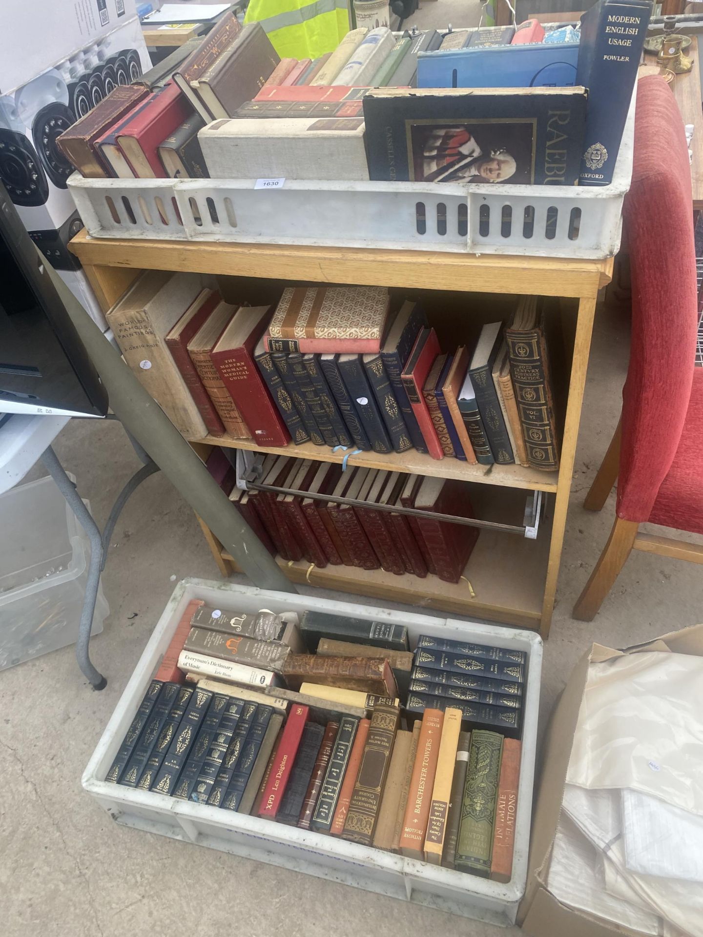 A LARGE COLLECTION OF VINTAGE BOOKS TO MAINLY INCLUDE HISTORY BOOKS ETC