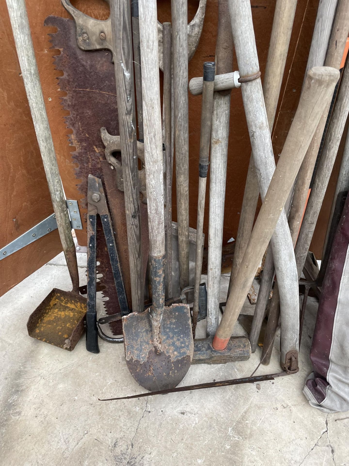 A LARGE ASSORTMENT OF VINTAGE GARDEN TOOLS TO INCLUDE A SLEDGE HAMMER, SPADES AND LARGE SAWS ETC - Image 5 of 7