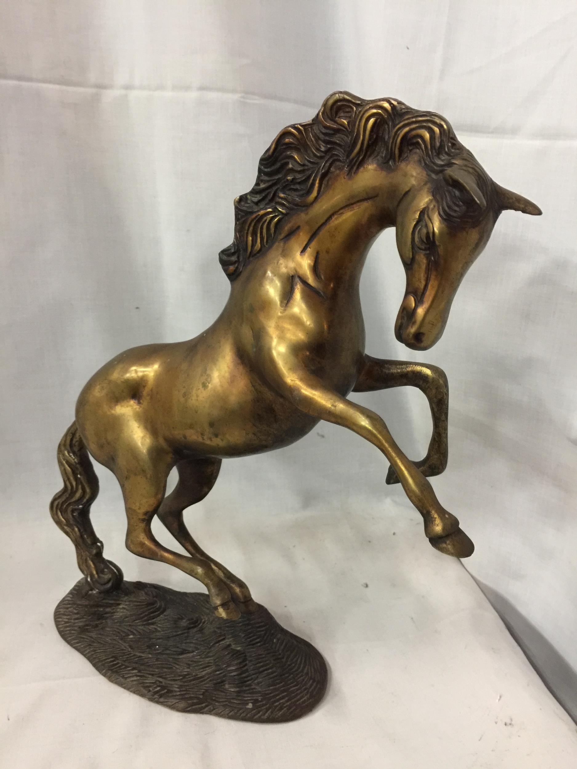 A BRASS REARING HORSE ORNAMENT, HEIGHT 30CM - Image 2 of 3