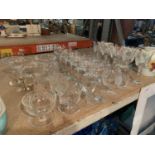A QUANTITY OF GLASSES TO INCLUDE WINE, BRANDY, TUMBLERS, ETC