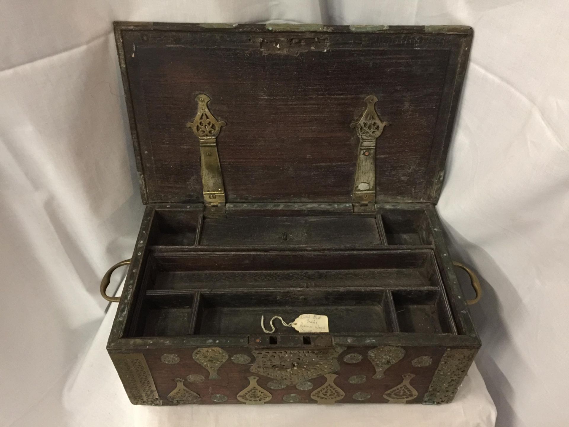 A DUTCH EAST INDIES PADOUK WOOD TRAVELLING BOX WITH BRASS DECORATION AND HANDLES - Image 4 of 5