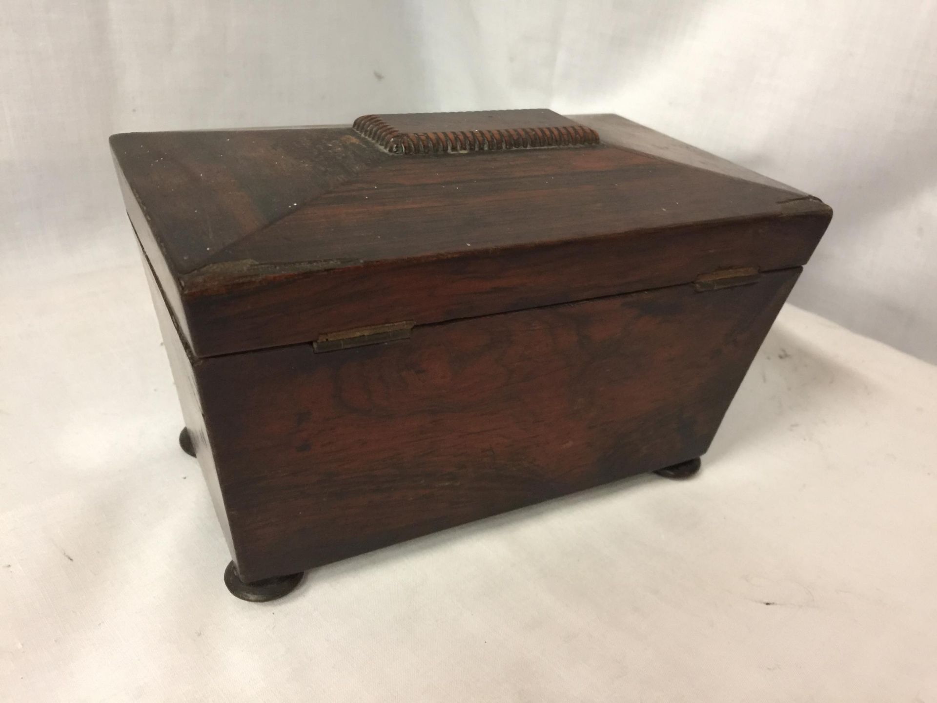 A VINTAGE HINGE LIDDED WOODEN CIGARETTE/ TOBACCO BOX WITH TWO INNER LIDDED SECTIONAL COMPARTMENTS, - Image 4 of 4