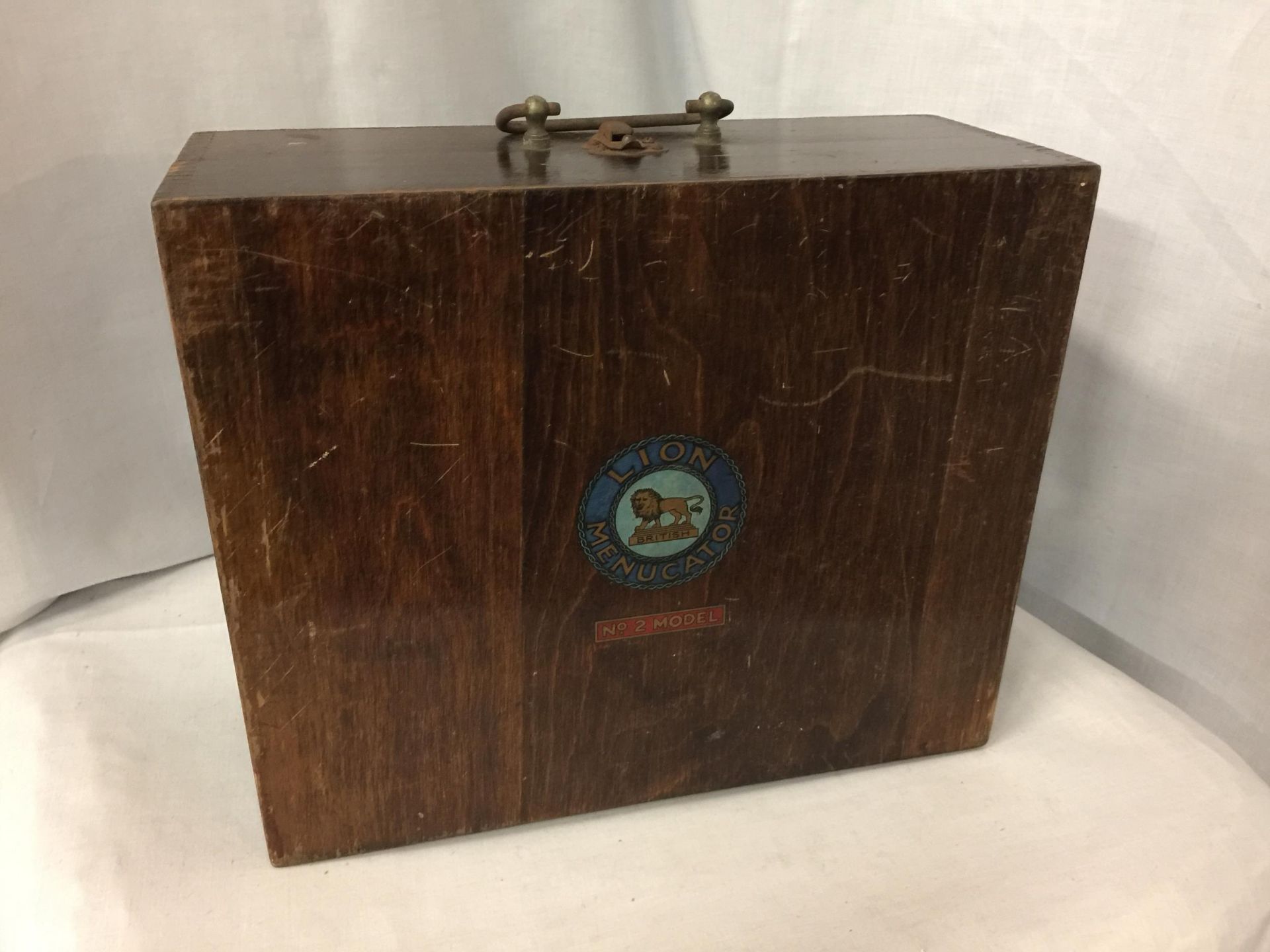 AN OAK CASED LION MENUCATOR NO.2 MODEL VINTAGE PRINTER