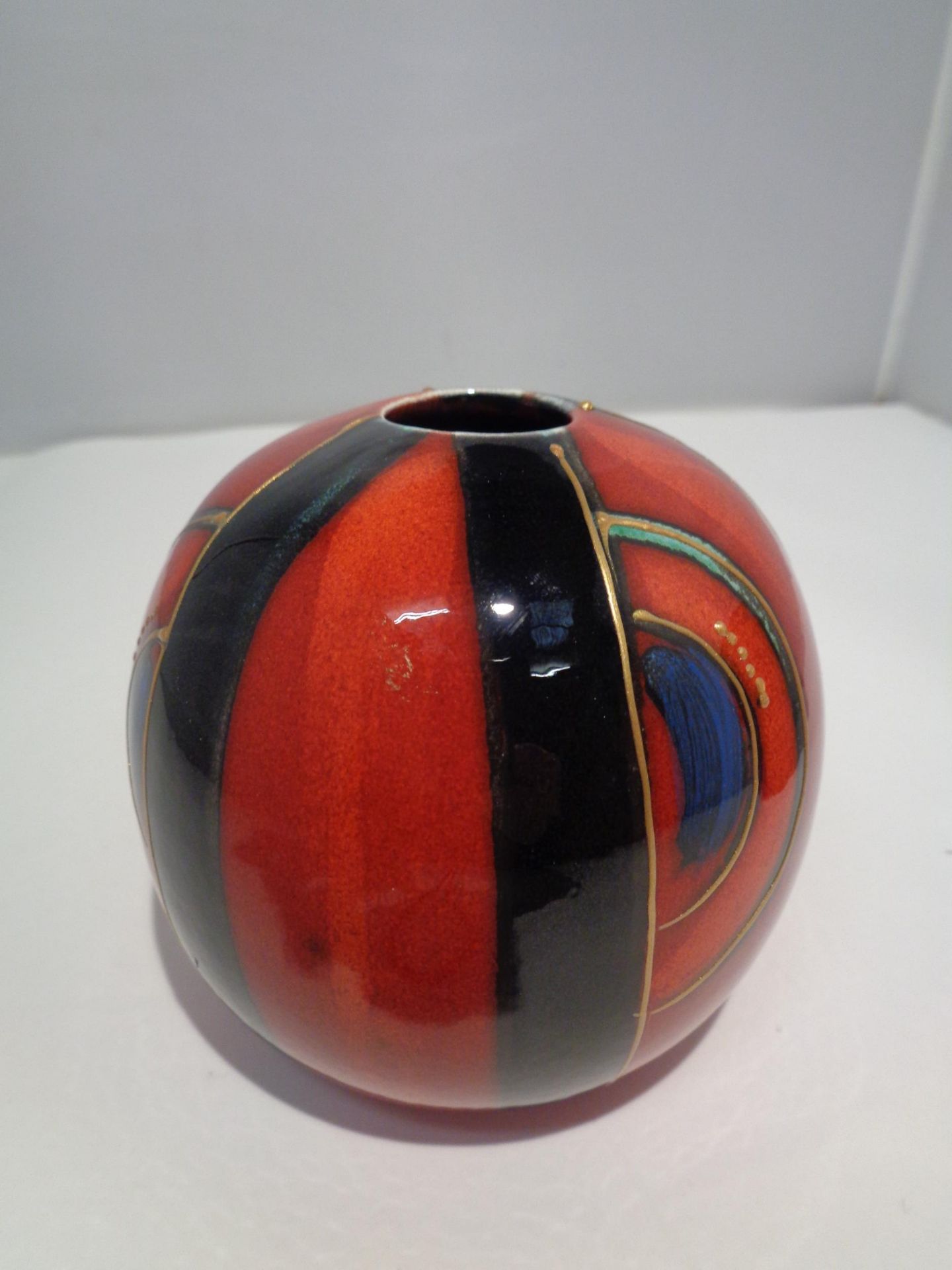 AN ANITA HARRIS ROUND TRIAL VASE - Image 2 of 4