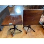 A PAIR OF MINIATURE OAK APPRENTICE PIECE TILT TOP TABLES H - 34CM