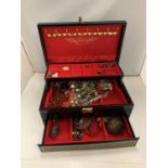 A BLACK 3 TIERED JEWELLERY BOX WITH CONTENTS OF COSTUME JEWELLERY ETC