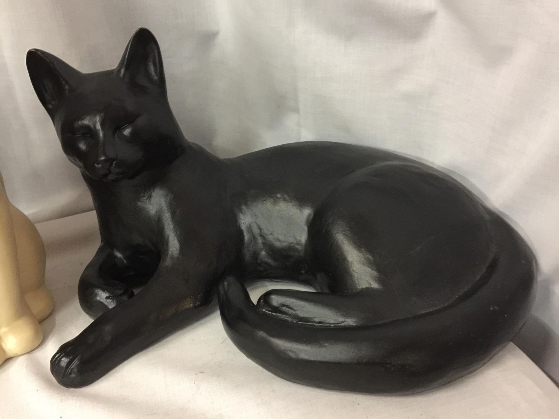 TWO LARGE CAT FIGURES, ONE BLACK, LYING DOWN, LENGTH 36CM, AND A CREAM ONE, HEIGHT 30CM - Image 3 of 3