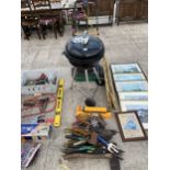 AN ASSORTMENT OF GARDEN ITEMS TO INCLUDE A BBQ, LAWN RAKE AND TOOLS ETC