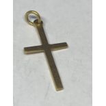 A MARKED 22 CARAT GOLD CROSS GROSS WEIGHT 1.6 GRAMS