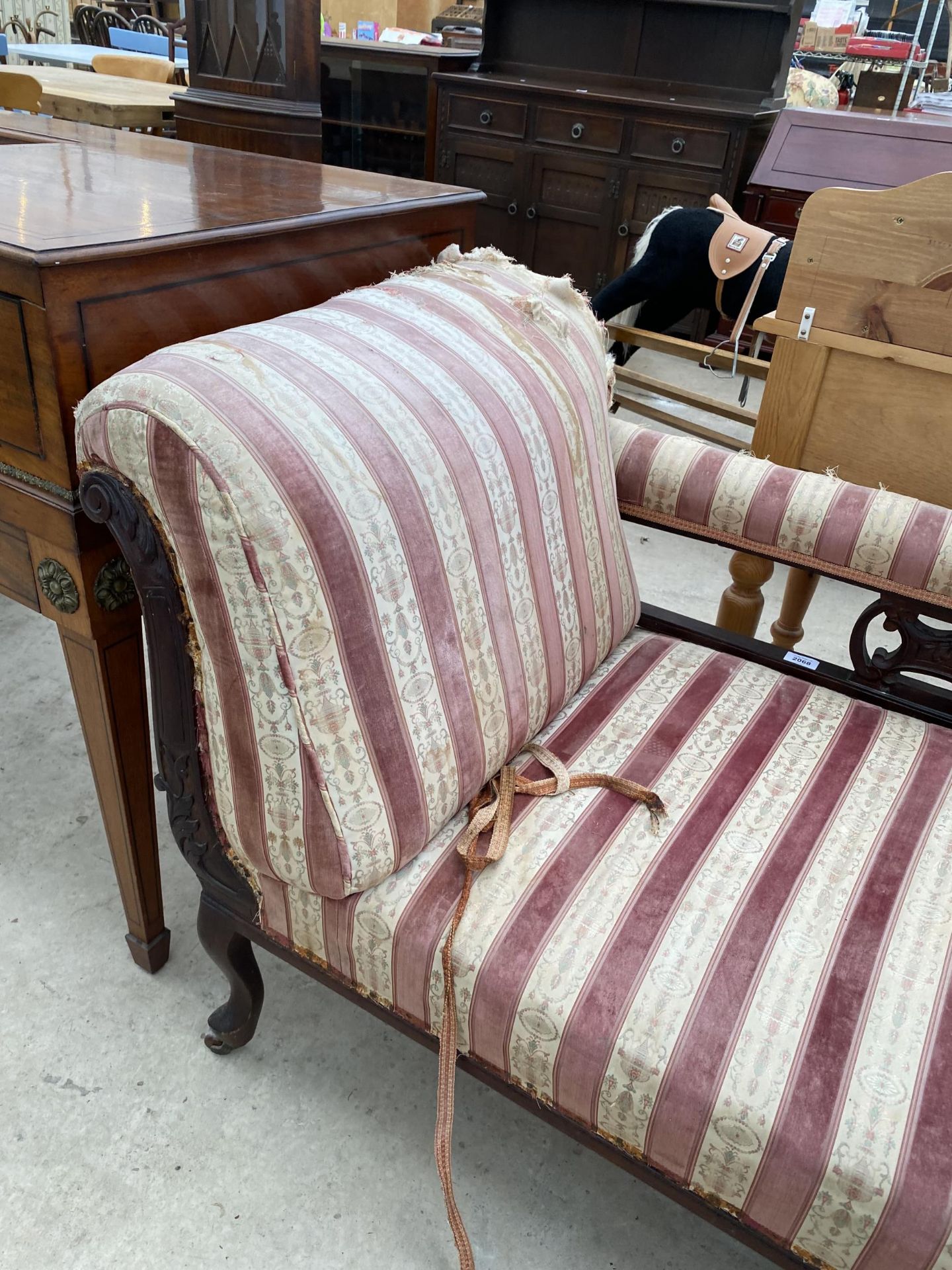 AN EDWARDIAN CHAISE LONGUE - Image 3 of 5