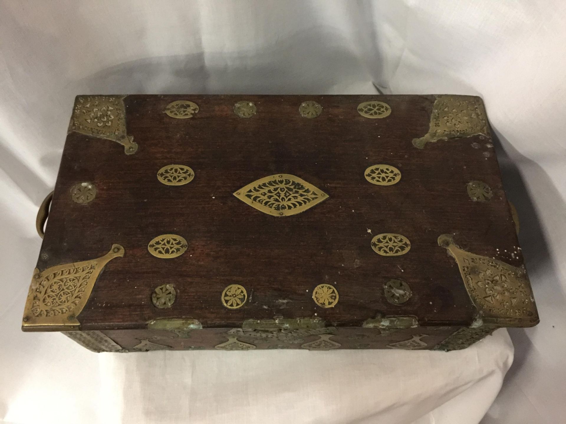 A DUTCH EAST INDIES PADOUK WOOD TRAVELLING BOX WITH BRASS DECORATION AND HANDLES - Image 3 of 5