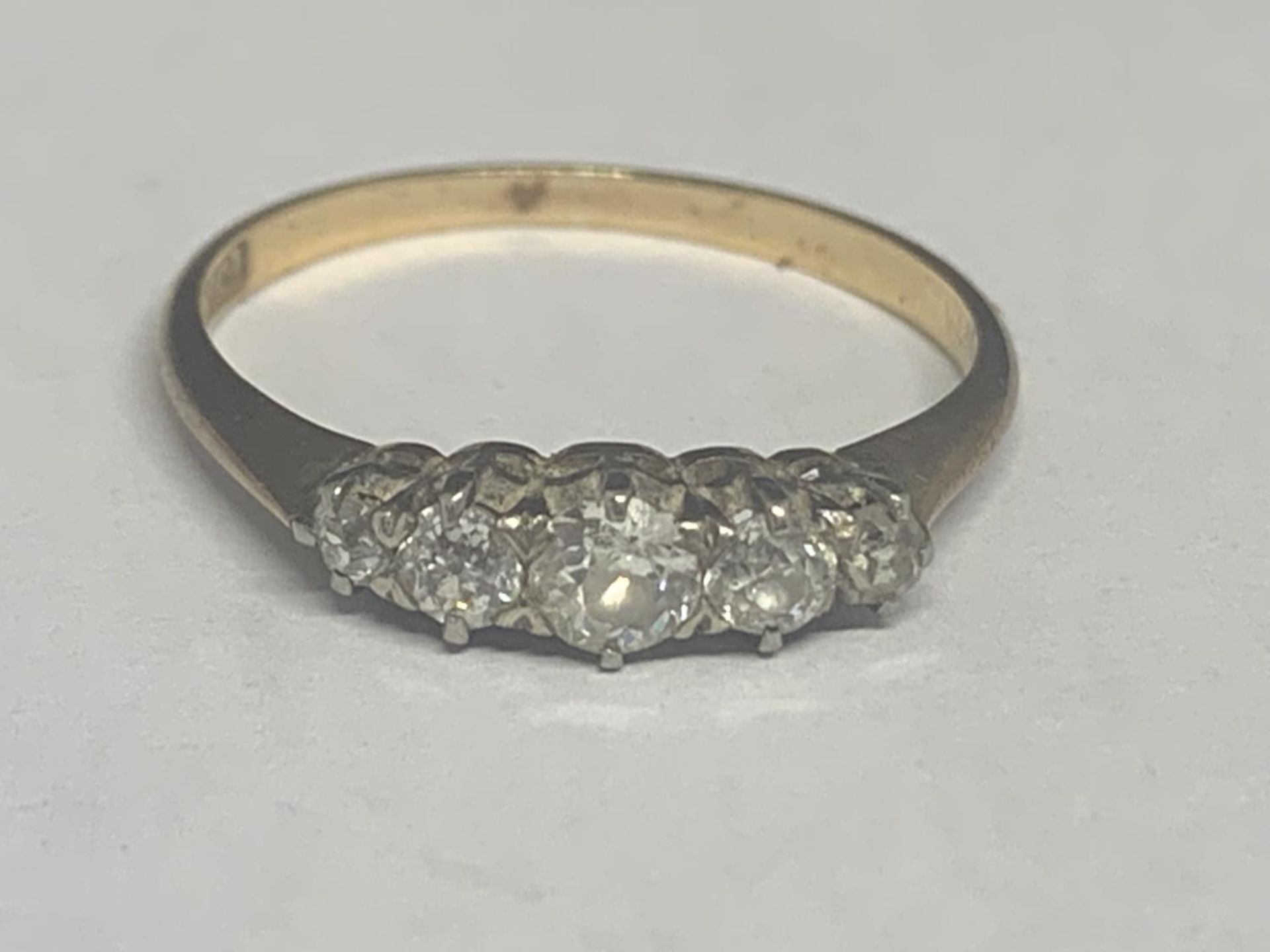 A MARKED 18 CT GOLD RING WITH FIVE GRADUATED IN LINE DIAMONDS SIZE P/Q GROSS WEIGHT 1.9 GRAMS - Image 2 of 3