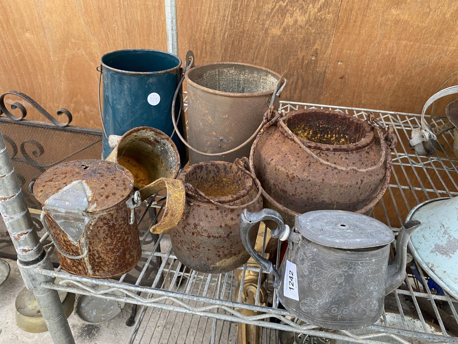 AN ASSORTMENT OF VINTAGE METAL VESSELS TO INCLUDE COOKING POTS ETC