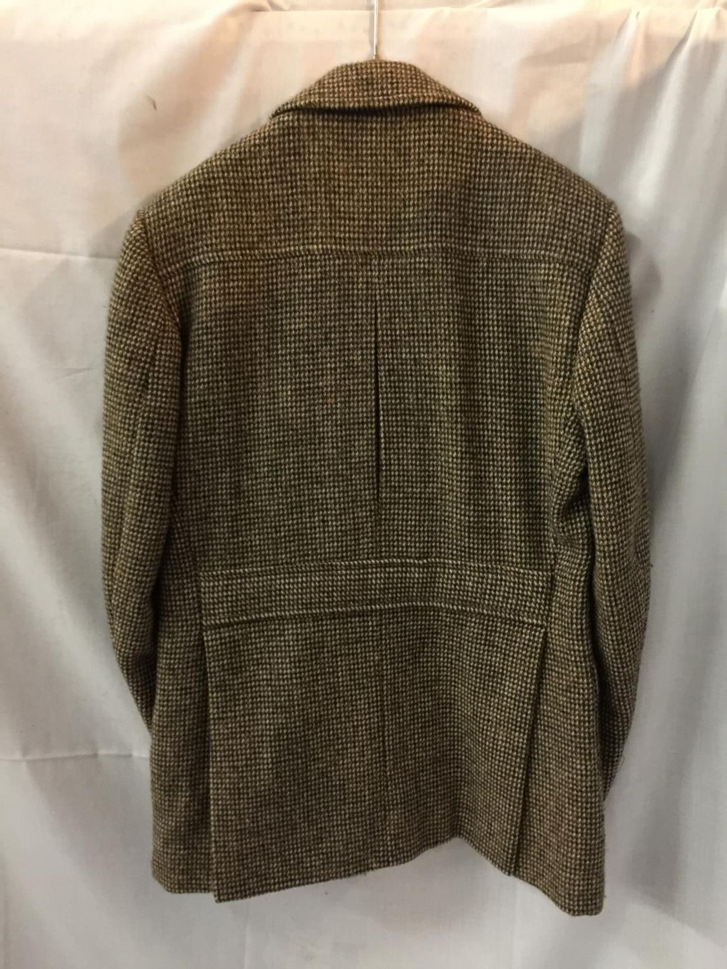 A PURE NEW WOOL, TWEED JACKET MADE BY HECTOR POWE, REGENT STREET, LONDON - Image 4 of 4