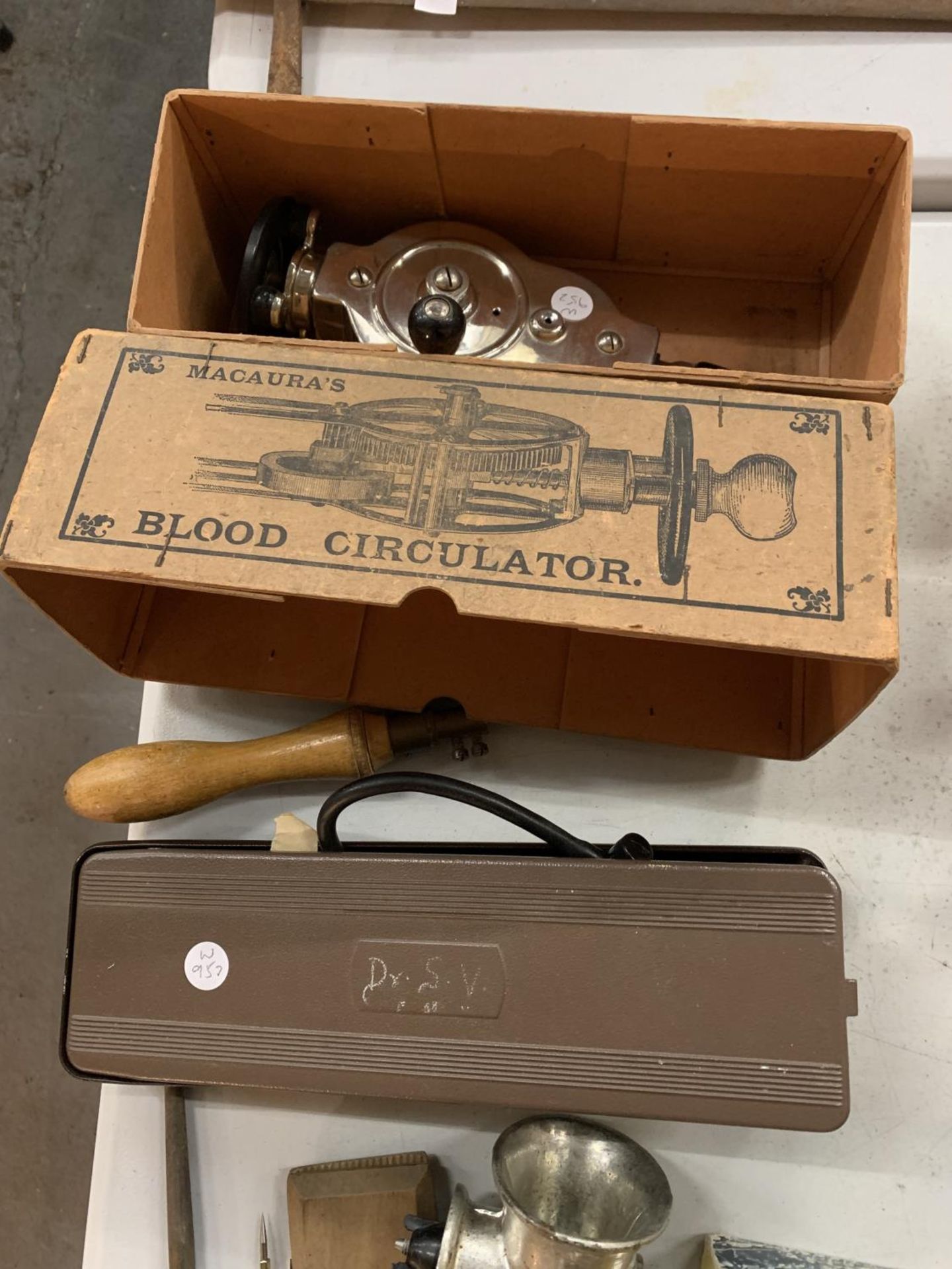 VINTAGE MEDICAL ITEMS TO INCLUDE MACAURA'S BLOOD CIRCULATOR, A BLOOD PRESSURE MACHINE, BUTTER - Image 3 of 4